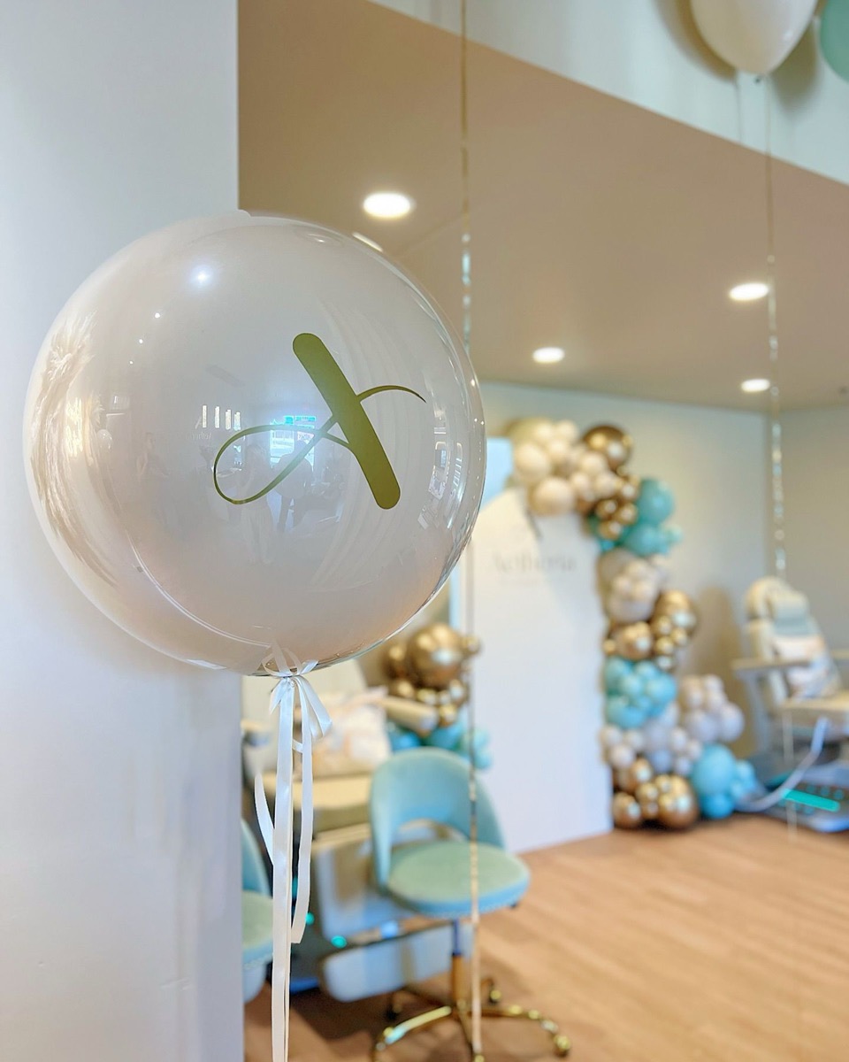 Balloon arrangement with a shell themed balloon